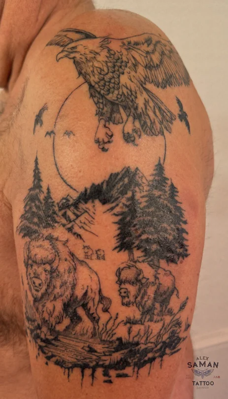 Autre vue de la composition tatouée avec un bison, un aigle, des montagnes et une forêt.