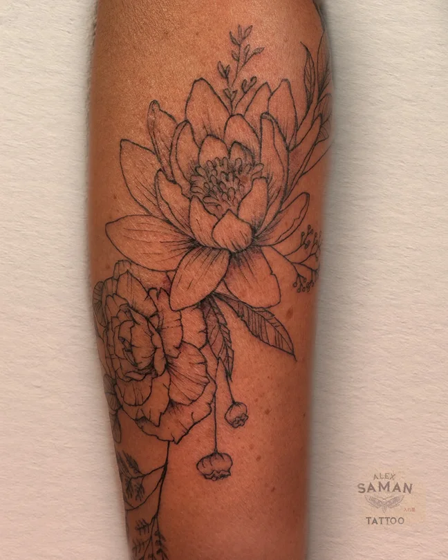 Tatouage de grandes fleurs et de feuillages au trait fin sur le bras.