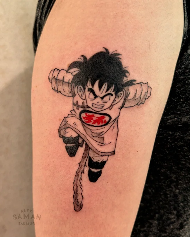 Tatouage de San Gohan enfant de Dragon Ball, en noir avec une touche de rouge.