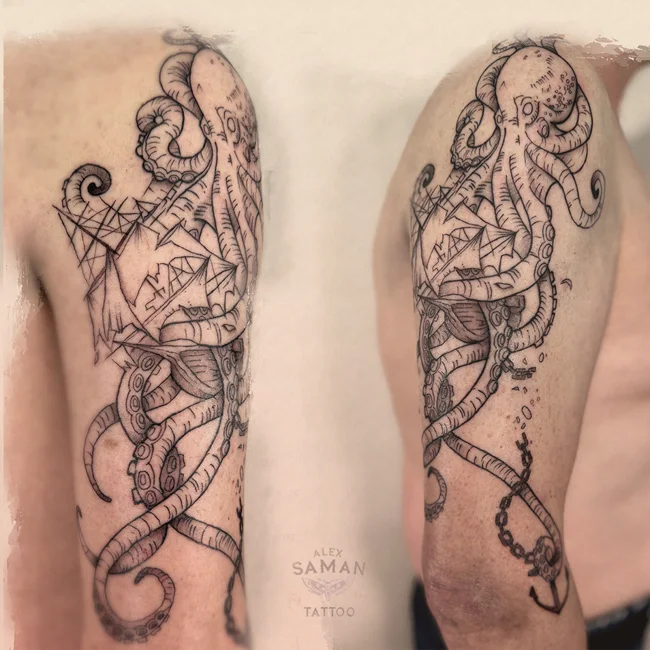 Deux vues d’un tatouage de kraken aux tentacules enroulés autour d’un navire et d’une ancre.