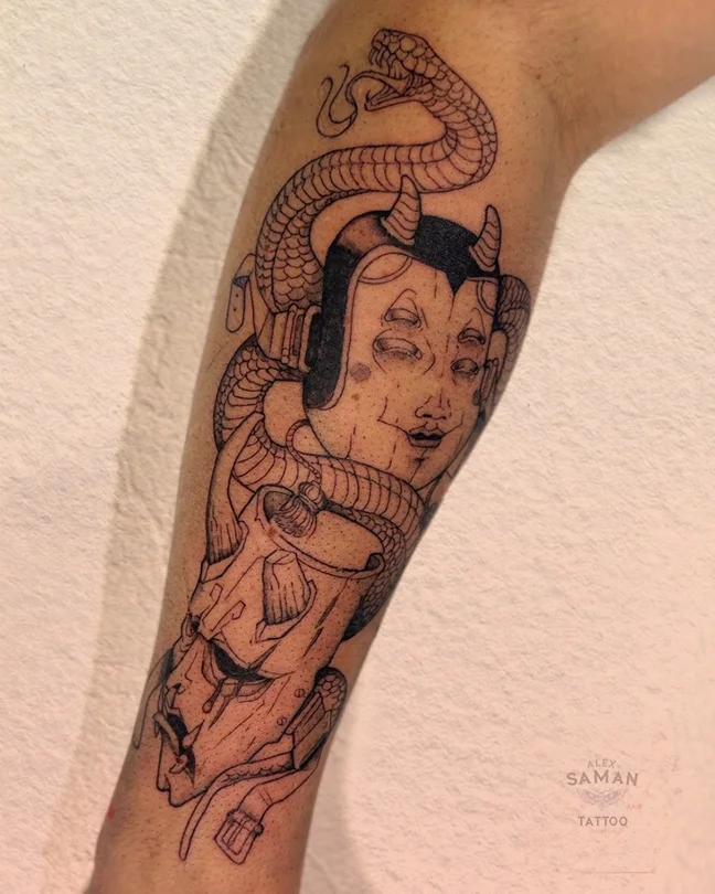 Tatouage d’un visage de style japonais entouré d’un serpent et de formes ornementales.