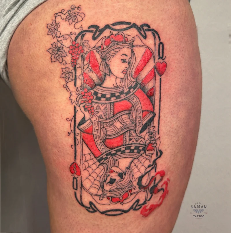Tatouage d’une reine de cœur avec des fleurs et des détails rouges.