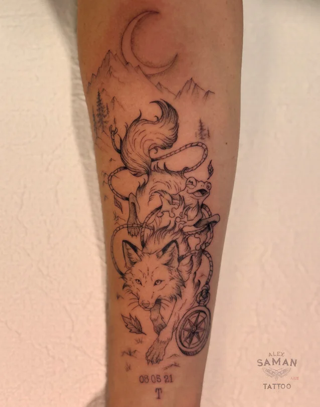Tatouage d’une grenouille chevauchant un renard, avec une boussole, des montagnes et un croissant de lune.