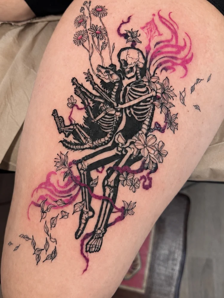 Tatouage d’un squelette portant un chien, entouré de fleurs et de volutes roses.