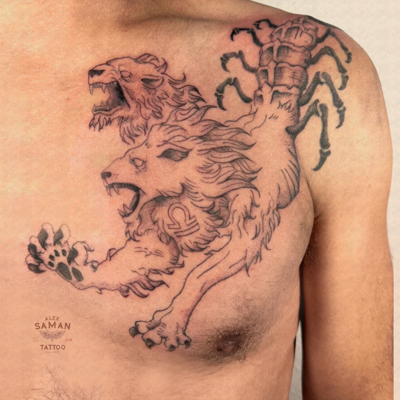 Tatouage sur le torse associant un tigre en mouvement et un scorpion.